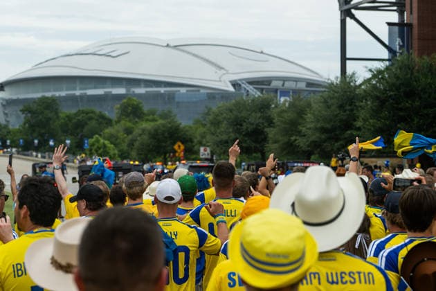 260625 Fans of Sweden walk to Dallas Stadium ahead of the FIFA World Cup, WM, Weltmeisterschaft, Fussball 2026 football match between Japan and Sweden on June 25, 2026 in Dallas. Photo: Ludvig Thunman BILDBYRAN kod LT PA1259 bbeng fotboll football soccer fotball vm fotbolls-vm fotball-vm fotbolls-vm 2026 fifa world cup 2026 sverige sweden sverige a japan publik *** 260625 Swedish fans walk to Dallas Stadium ahead of the 2026 FIFA World Cup soccer match between Japan and Sweden on June 25, 2026 in Dallas. Photo by Ludvig Thunman, BILDBYRAN. Code: LT PA1259 bbeng soccer football soccer World Cup 2026 FIFA World Cup 2026 Sweden Sweden A Japan audience  Copyright: LUDVIGxTHUNMAN BB260625LT005