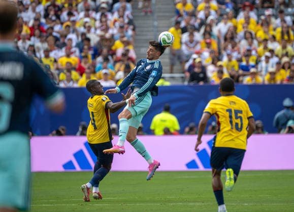 Fußball, Herren, FIFA World Cup, WM, Weltmeisterschaft, Fussball 2026, Spiel in New York New Jersey, Ecuador - Deutschland (Gruppe E, 3. Spieltag), v. l. Joel Ordonez (Ecuador), Kai Havertz (Deutschland), Pedro Vite (Ecuador), 25.06. 2026, *** Soccer, Men s, 2026 FIFA World Cup, Match in New York, New Jersey, Ecuador vs. Germany, Group E, Matchday 3, from left: Joel Ordonez (Ecuador), Kai Havertz (Germany), Pedro Vite (Ecuador), June 25, 2026, Copyright: xMatthiasxKochx