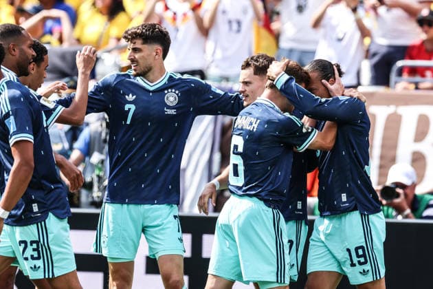 Fussball, FIFA World Cup, WM, Weltmeisterschaft, Fussball 2026 Gruppe E - 3.Spieltag Ecuador - Deutschland 25.05.2026, New-York-New-Jersey-Stadion Torjubel Deutschland nach dem Tor zum 1-0 durch Leroy Sane (Deutschland, 19) die Spieler freuen sich New York New-York-New-Jersey-Stadion New Jersey Vereinigte Staaten von Amerika *** Sports, Soccer, 2026 FIFA World Cup Group E, Matchday 3: Ecuador vs. Germany, May 25, 2026, New York, New Jersey Stadium: Germany celebrates after Leroy Sané scores the 1–0 goal; the 19 players are delighted; New York, New Jersey Stadium, New Jersey, United States of America