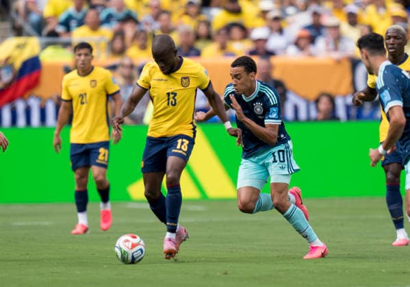 Zweikampf zwischen: duel between: Enner Valencia (Ecuador, 13) und Jamal Musiala (Germany, 10) FIFA World Cup, WM, Weltmeisterschaft, Fussball 2026: Ecuador vs Deutschland 25 June 2026, FIFA World Cup 2026: Ecuador vs Deutschland (Group E, Matchday 3) at New York New Jersey Stadium in East Rutherford, New Jersey, USA. *** Head-to-head matchup between Enner Valencia (Ecuador, 13) and Jamal Musiala (Germany, 10) at the 2026 FIFA World Cup: Ecuador vs. Germany on June 25, 2026; 2026 FIFA World Cup: Ecuador vs. Germany, Group E, Matchday 3 at New York–New Jersey Stadium in East Rutherford, New Jersey, USA Copyright: HMBxMedia xMarcoxBader