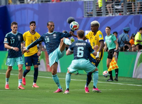 Fußball, Herren, FIFA World Cup, WM, Weltmeisterschaft, Fussball 2026, Spiel in New York New Jersey, Ecuador - Deutschland (Gruppe E, 3. Spieltag), v. l. Florian Wirtz (Deutschland), Piero Hincapie (Ecuador), Leroy Sane (Deutschland), Joshua Kimmich (Deutschland), Nilson Angulo (Ecuador), 25.06. 2026, *** Soccer, Men s, 2026 FIFA World Cup, Match in New York, New Jersey, Ecuador vs. Germany, Group E, Matchday 3, from left: Florian Wirtz (Germany), Piero Hincapie (Ecuador), Leroy Sané (Germany), Joshua Kimmich (Germany), Nilson Angulo (Ecuador), June 25, 2026, Copyright: xMatthiasxKochx