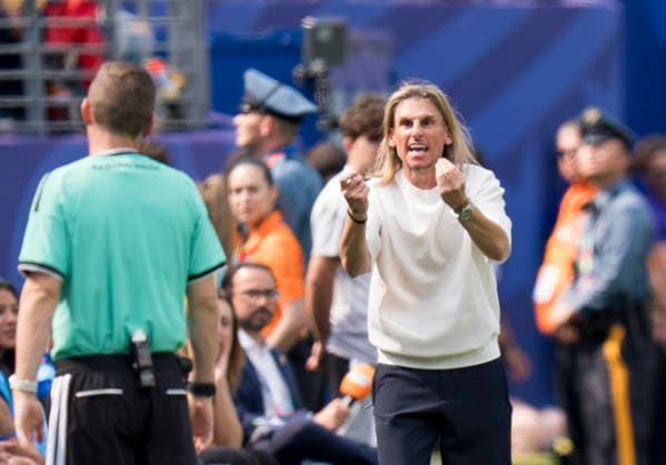Einzelbild, Single image: Sebastian Andres Beccacece (Ecuador, Coach) gibt Anweisungen, gestikuliert, mit den Armen gestikulieren, gives instructions, gesticulate, gesticolando, emotionen FIFA World Cup, WM, Weltmeisterschaft, Fussball 2026: Ecuador vs Deutschland 25 June 2026, FIFA World Cup 2026: Ecuador vs Deutschland (Group E, Matchday 3) at New York New Jersey Stadium in East Rutherford, New Jersey, USA. *** Single image, Sebastian Andres Beccacece, Ecuador; coach giving instructions, gesturing with his arms, gesticulating, gesticolando, emotions; FIFA World Cup 2026, Ecuador vs. Germany, June 25, 2026, 2026 FIFA World Cup: Ecuador vs. Germany, Group E, Matchday 3 at New York–New Jersey Stadium in East Rutherford, New Jersey, USA Copyright: HMBxMedia xMarcoxBader