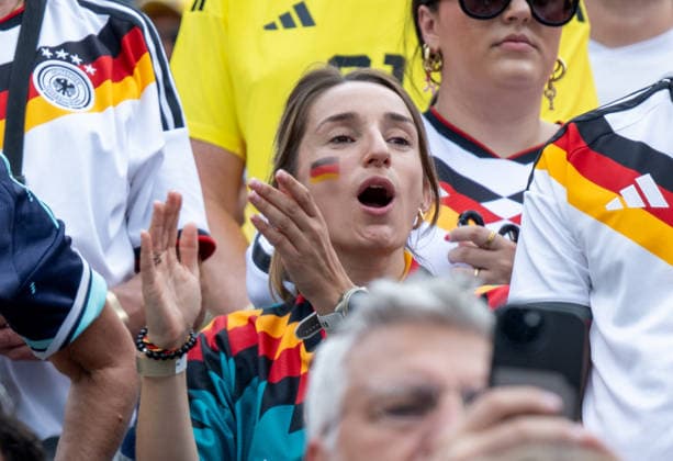 Fußball, Herren, FIFA World Cup, WM, Weltmeisterschaft, Fussball 2026, Spiel in New York New Jersey, Ecuador - Deutschland (Gruppe E, 3. Spieltag), Lena Wurzenberger (Frau von Trainer Julian Nagelsmann), 25.06. 2026, *** Soccer, Men s, 2026 FIFA World Cup, Match in New York and New Jersey, Ecuador vs. Germany, Group E, Matchday 3, Lena Wurzenberger, wife of coach Julian Nagelsmann, June 25, 2026, Copyright: xMatthiasxKochx