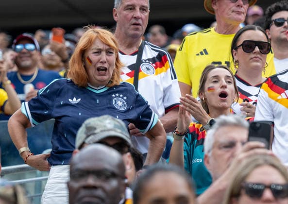 Fußball, Herren, FIFA World Cup, WM, Weltmeisterschaft, Fussball 2026, Spiel in New York New Jersey, Ecuador - Deutschland (Gruppe E, 3. Spieltag), Lena Wurzenberger (Frau von Trainer Julian Nagelsmann mit dessen Mutter Burgi Nagelsmann, 25.06. 2026, *** Soccer, Men s, 2026 FIFA World Cup, Match in New York, New Jersey, Ecuador vs. Germany, Group E, Matchday 3, Lena Wurzenberger, wife of coach Julian Nagelsmann, with his mother, Burgi Nagelsmann, June 25, 2026, Copyright: xMatthiasxKochx