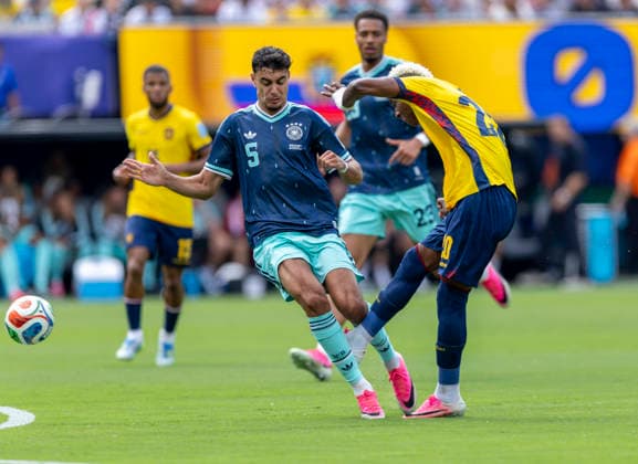 25.06.2026, Fussball Weltmeisterschaft 2026 in den USA, 3.Spieltag Gruppe E, Ecuador - Deutschland, im MetLife Stadium (New York New Jersey, East Rutherford), v.li: Alexander Pavlovic (Deutschland) kann das Tor von Nilson Angulo (Equador) zum 1:1 Ausgleich nicht verhindern. *** June 25, 2026, 2026 FIFA World Cup in the U.S., Matchday 3, Group E, Ecuador vs. Germany, at MetLife Stadium in East Rutherford, New Jersey (near New York); from left: Alexander Pavlovic. Germany is unable to prevent Nilson Angulo of Ecuador from scoring the goal that ties the game at 1–1.