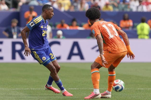 Joshua Brenet (L) of Curacao vies for the ball with Christopher Operi of Ivory Coast during a Group E match of the 2026 FIFA World Cup, WM, Weltmeisterschaft, Fussball between Curacao and Ivory Coast at Lincoln Financial Field in Philadelphia, USA, 25 June 2026. FIFA World Cup 2026: Group E Curacao - Ivory Coast !ACHTUNG: NUR REDAKTIONELLE NUTZUNG!  Copyright: xDavidxTorox GR4528 20260625-55020711088_1