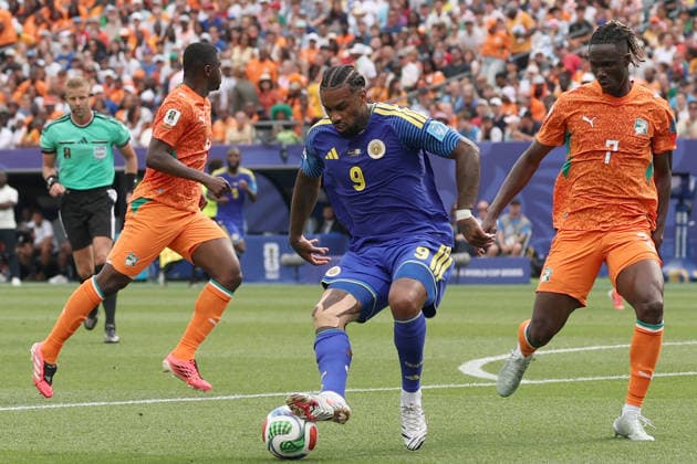 Juergen Ocadia (L) of Curacao vies for the ball with Odilon Kossounou of Ivory Coast during a Group E match of the 2026 FIFA World Cup, WM, Weltmeisterschaft, Fussball between Curacao and Ivory Coast at Lincoln Financial Field in Philadelphia, USA, 25 June 2026. FIFA World Cup 2026: Group E Curacao - Ivory Coast !ACHTUNG: NUR REDAKTIONELLE NUTZUNG!  Copyright: xDavidxTorox GR4525 20260625-55020711095_1