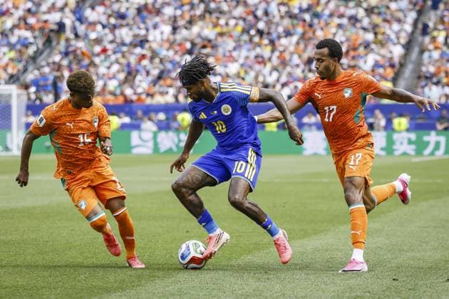 PHILADELPHIA - (lr) Amad Diallo of Ivory Coast, Leandro Bacuna of Curacao and Guela Doue of Ivory Coast during the 2026 FIFA World Cup, WM, Weltmeisterschaft, Fussball Group E match between Curacao and Ivory Coast at Philadelphia Stadium on June 25, 2026 in Philadelphia, United States. MAURICE VAN STEEN ANP FIFA World Cup 2026 - Group E 2026 xVIxANPxSportx xxANPxIVx 561976878 originalFilename: 561976878.jpg