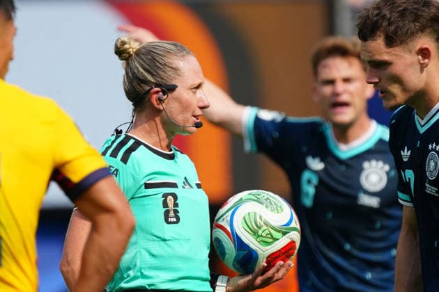 Schiedsrichterin Tori Denso mit Florian Wirtz (Deutschland Germany) - New York 25.06.2026: Deutschland vs. Ecuador, MetLife Stadium, World Cup 26 Gruppe E, 3. Spieltag *** Referee Tori Denso with Florian Wirtz Germany New York June 25, 2026 Germany vs. Ecuador, MetLife Stadium, World Cup 26 Group E, Matchday 3