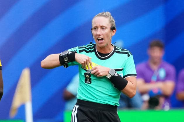 Schiedsrichterin Tori Denso mit der Gelben Karte - New York 25.06.2026: Deutschland vs. Ecuador, MetLife Stadium, World Cup 26 Gruppe E, 3. Spieltag *** Referee Tori Denso shows a yellow card New York, June 25, 2026, Germany vs. Ecuador, MetLife Stadium, World Cup 26, Group E, Matchday 3