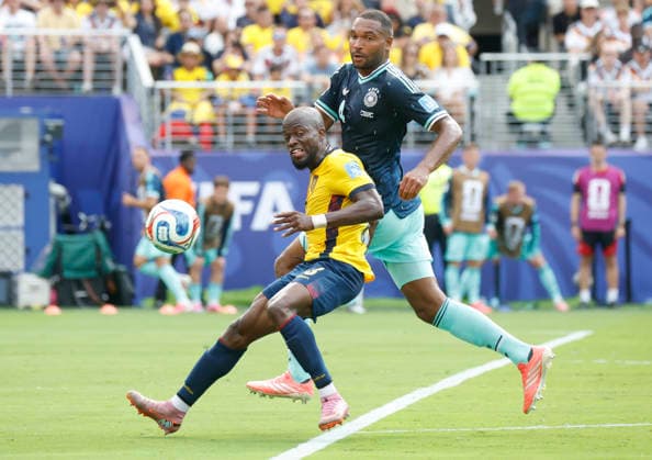 Ecuador s Angelo Preciado fights for the ball with Germany s Jonathan Tah (4) in the first half of their FIFA World Cup, WM, Weltmeisterschaft, Fussball match at New York New Jersey Stadium in East Rutherford, New Jersey, on Thursday, June 25, 2026.  NYP20260625914 JOHNxANGELILLO