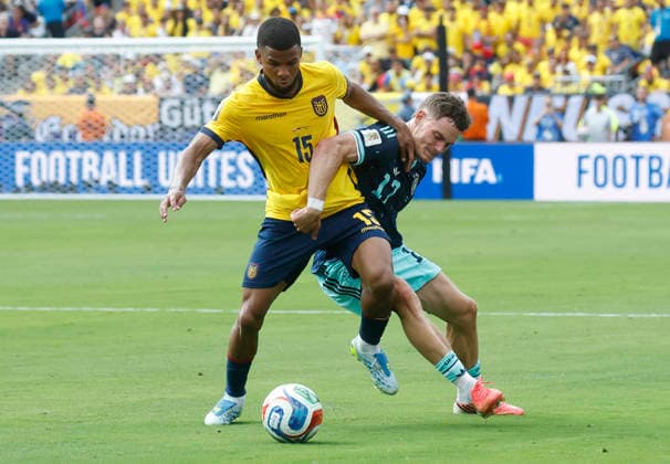 Ecuador s Pedro Vite (15) battles for the ball with Germany s Florian Wirtz in the first half of their FIFA World Cup, WM, Weltmeisterschaft, Fussball match at New York New Jersey Stadium in East Rutherford, New Jersey, on Thursday, June 25, 2026.  NYP20260625915 JOHNxANGELILLO