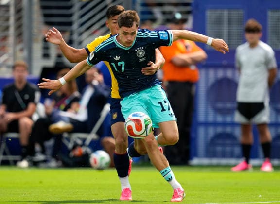 Florian Wirtz (Deutschland, 17) im Zweikampf mit Alan Franco (Ecuador, 21) USA, FIFA Weltmeisterschaft, Ecuador vs Deutschland, East Rutherford, 25.06.2026 USA, FIFA Weltmeisterschaft, Ecuador vs Deutschland, East Rutherford, 25.06.2026 East Rutherford *** Florian Wirtz (Germany), 17, in a one-on-one battle with Alan Franco (Ecuador), 21, USA, FIFA World Cup, Ecuador vs. Germany, East Rutherford, June 25, 2026, USA, FIFA World Cup, Ecuador vs. Germany, East Rutherford, June 25, 2026, East Rutherford Copyright: xEibner-Pressefoto ScottxColemanx EP_SCN