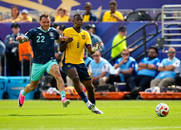 David Raum (Deutschland, 22) im Zweikampf mit William Pacho (Ecuador, 6) USA, FIFA Weltmeisterschaft, Ecuador vs Deutschland, East Rutherford, 25.06.2026 USA, FIFA Weltmeisterschaft, Ecuador vs Deutschland, East Rutherford, 25.06.2026 East Rutherford *** David Raum (Germany), 22, in a tackle with William Pacho (Ecuador), 6, USA, FIFA World Cup, Ecuador vs. Germany, East Rutherford, June 25, 2026, USA, FIFA World Cup, Ecuador vs. Germany, East Rutherford, June 25, 2026, East Rutherford Copyright: xEibner-Pressefoto ScottxColemanx EP_SCN