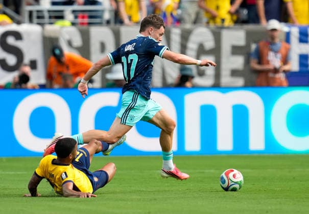 Pedro Vite (Ecuador, 15) im Zweikampf mit Florian Wirtz (Deutschland, 17) USA, FIFA Weltmeisterschaft, Ecuador vs Deutschland, East Rutherford, 25.06.2026 USA, FIFA Weltmeisterschaft, Ecuador vs Deutschland, East Rutherford, 25.06.2026 East Rutherford *** Pedro Vite (Ecuador, 15) in a tackle with Florian Wirtz (Germany, 17), USA, FIFA World Cup, Ecuador vs. Germany, East Rutherford, June 25, 2026, USA, FIFA World Cup, Ecuador vs. Germany, East Rutherford, June 25, 2026, East Rutherford Copyright: xEibner-Pressefoto ScottxColemanx EP_SCN