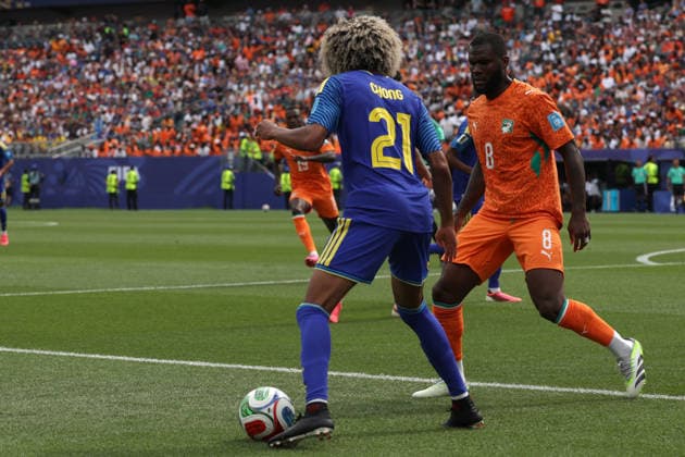 Tahith Chong (L) of Curacao vies for the ball with Franck Kessie of Ivory Coast during a Group E match of the 2026 FIFA World Cup, WM, Weltmeisterschaft, Fussball between Curacao and Ivory Coast at Lincoln Financial Field in Philadelphia, USA, 25 June 2026. FIFA World Cup 2026: Group E Curacao - Ivory Coast !ACHTUNG: NUR REDAKTIONELLE NUTZUNG!  Copyright: xDavidxTorox GR4506 20260625-55020711143_1