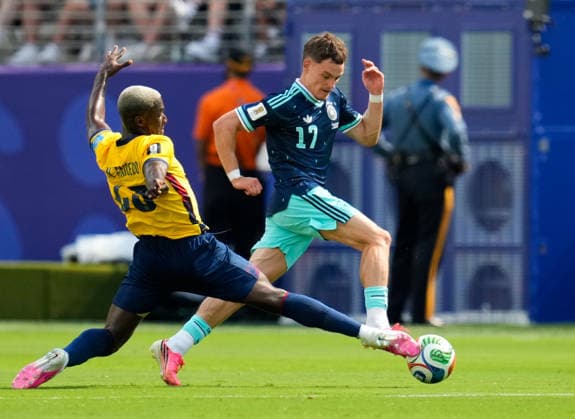 Moises Caicedo (Ecuador, 23) im Zweikampf mit Florian Wirtz (Deutschland, 17) USA, FIFA Weltmeisterschaft, Ecuador vs Deutschland, East Rutherford, 25.06.2026 USA, FIFA Weltmeisterschaft, Ecuador vs Deutschland, East Rutherford, 25.06.2026 East Rutherford *** Moises Caicedo (Ecuador), 23, in a tackle with Florian Wirtz (Germany), 17, USA, FIFA World Cup, Ecuador vs. Germany, East Rutherford, June 25, 2026, USA, FIFA World Cup, Ecuador vs. Germany, East Rutherford, June 25, 2026, East Rutherford Copyright: xEibner-Pressefoto ScottxColemanx EP_SCN