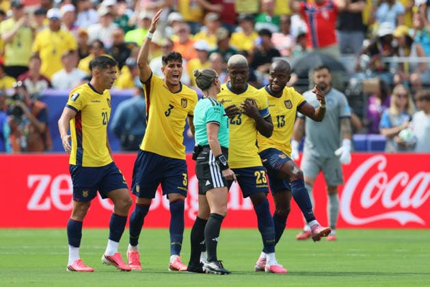 Ecuador v Germany: Group E - FIFA World Cup, WM, Weltmeisterschaft, Fussball 2026 Alan Franco, Piero Hincapie, Moises Caicedo and Enner Valencia of Ecuador complain to Referee Tori Penso about a high boot during the FIFA World Cup 2026 Group E match between Ecuador and Germany at New York New Jersey Stadium on June 25, 2026 in East Rutherford, United States. East Rutherford New York New Jersey Stadium NJ United States Copyright: xAllstarxPicturexLibraryxLtdx