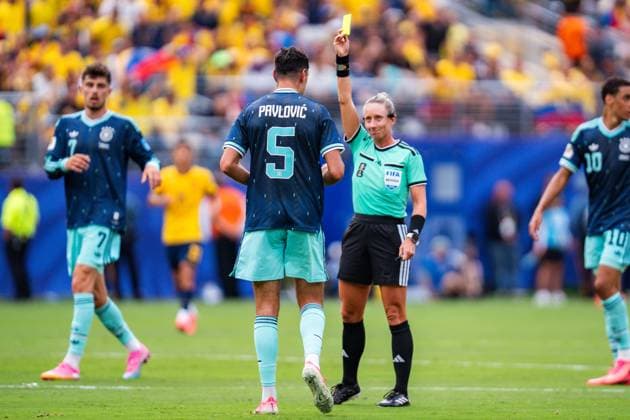 FIFA Fussball Weltmeisterschaft 2026, Gruppe E, Spiel 3, Ecuador vs Deutschand, 25.06.2026, Metlife-Stadion in New Jersey Gelbe Karte für Aleksandar Pavlovic (Deutschland) *** 2026 FIFA World Cup, Group E, Match 3, Ecuador vs. Germany, June 25, 2026, MetLife Stadium in New Jersey. Yellow card for Aleksandar Pavlovic (Germany) Copyright: xBahhoxKarax