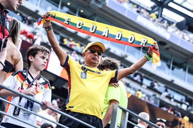 Fussball, FIFA World Cup, WM, Weltmeisterschaft, Fussball 2026 Gruppe E - 3.Spieltag Ecuador - Deutschland 25.05.2026, New-York-New-Jersey-Stadion Fan Ecuador mit Schal New York New-York-New-Jersey-Stadion New Jersey Vereinigte Staaten von Amerika *** Sports, Soccer, 2026 FIFA World Cup Group E, Matchday 3: Ecuador vs. Germany, May 25, 2026, New York-New Jersey Stadium, Ecuador fan wearing a scarf, New York-New Jersey Stadium, New Jersey, United States of America