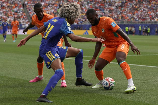 Tahith Chong (L) of Curacao vies for the ball with Franck Kessie of Ivory Coast during a Group E match of the 2026 FIFA World Cup, WM, Weltmeisterschaft, Fussball between Curacao and Ivory Coast at Lincoln Financial Field in Philadelphia, USA, 25 June 2026. FIFA World Cup 2026: Group E Curacao - Ivory Coast !ACHTUNG: NUR REDAKTIONELLE NUTZUNG!  Copyright: xDavidxTorox GR4483 20260625-55020711192_1
