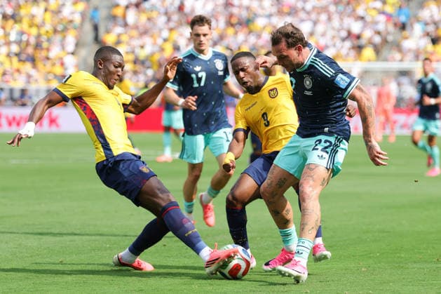 Joel Ordónez (L) and John Yeboah (C) of Ecuador vies for the ball with David Raum of Germany during a Group E match at the 2026 FIFA World Cup, WM, Weltmeisterschaft, Fussball between Ecuador and Germany at MetLife stadium in New Jersey, United States, 25 June 2026. FIFA World Cup 2026 - Group E - Ecuador vs Germany !ACHTUNG: NUR REDAKTIONELLE NUTZUNG!  Copyright: xSebastiaoxMoreirax GR4539 20260625-55020711198_1