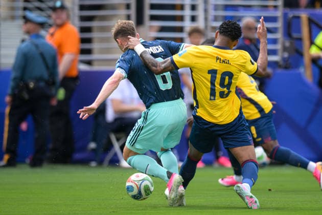 Fußball, WM 2026, 20260625, Ecuador - Deutschland. Im Bild v.l. Joshua KIMMICH (Deutschland, 6), Gonzalo PLATA (Ecuador, 19), Zweikampf Ball. East Rutherford New-York-New-Jersey-Stadion New Jersey Vereinigte Staaten von Amerika *** Soccer, 2026 World Cup, 20260625, Ecuador vs. Germany. Pictured, from left: Joshua KIMMICH (Germany, 6) and Gonzalo PLATA (Ecuador, 19), battling for the ball in East Rutherford, New York, New Jersey, at the New Jersey Stadium, United States of America Copyright: Passion2Press MarkusxFischerx