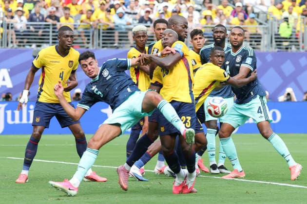 Moisés Caicedo (C-R) of Ecuador vies for the ball with Aleksandar Pavlovic (C-L) of Germany during a Group E match at the 2026 FIFA World Cup, WM, Weltmeisterschaft, Fussball between Ecuador and Germany at MetLife stadium in New Jersey, United States, 25 June 2026. FIFA World Cup 2026 - Group E - Ecuador vs Germany !ACHTUNG: NUR REDAKTIONELLE NUTZUNG!  Copyright: xSebastiaoxMoreirax GR4536 20260625-55020711210_1