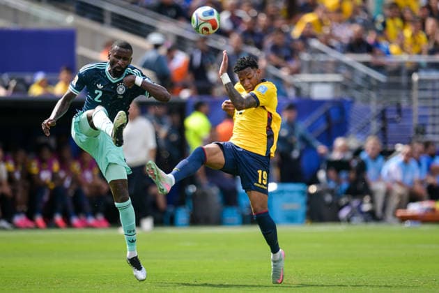 Fußball, WM 2026, 20260625, Ecuador - Deutschland. Im Bild v.l. Antonio RÜDIGER (Deutschland, 2), Gonzalo PLATA (Ecuador, 19). East Rutherford New-York-New-Jersey-Stadion New Jersey Vereinigte Staaten von Amerika *** Soccer, 2026 World Cup, 20260625, Ecuador vs. Germany. Pictured, from left: Antonio RÜDIGER (Germany), 2; Gonzalo PLATA (Ecuador), 19. East Rutherford, New York, New Jersey Stadium, New Jersey, United States of America Copyright: Passion2Press MarkusxFischerx
