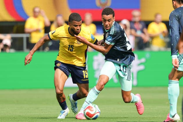 Pedro Vite (L) of Ecuador vies for the ball with Jamal Musiala of Germany during a Group E match at the 2026 FIFA World Cup, WM, Weltmeisterschaft, Fussball between Ecuador and Germany at MetLife stadium in New Jersey, United States, 25 June 2026. FIFA World Cup 2026 - Group E - Ecuador vs Germany !ACHTUNG: NUR REDAKTIONELLE NUTZUNG!  Copyright: xSebastiaoxMoreirax GR4532 20260625-55020711223_1