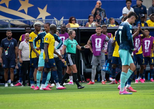 Fußball, Herren, FIFA World Cup, WM, Weltmeisterschaft, Fussball 2026, Spiel in New York New Jersey, Ecuador - Deutschland (Gruppe E, 3. Spieltag), nach VAR-Einsatz nimmt Schiedsrichterin Tori Penso den Elfmeter für Deutschland zurück, 25.06. 2026, *** Soccer, Men s, 2026 FIFA World Cup, Match in New York, New Jersey, Ecuador vs. Germany, Group E, Matchday 3; after a VAR review, referee Tori Penso overturns the penalty kick awarded to Germany, June 25, 2026, Copyright: xMatthiasxKochx