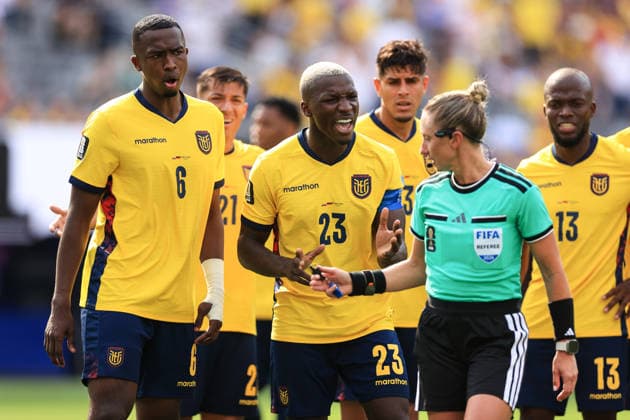 Football - FIFA World Cup, WM, Weltmeisterschaft, Fussball - Group E - Ecuador v Germany 25th June 2026 - FIFA World Cup - Group E - Ecuador v Germany - Moises Caicedo of Ecuador argues with match referee Tori Penso - Photo: Simon Stacpoole Offside. New Jersey USA *** Fußball – FIFA-Weltmeisterschaft, Gruppe E: Ecuador gegen Deutschland, 25. Juni 2026 – FIFA-Weltmeisterschaft, Gruppe E: Ecuador gegen Deutschland – Moises Caicedo aus Ecuador diskutiert mit Schiedsrichter Tori Penso – Foto: Simon Stacpoole – Abseits – New Jersey, USA  Copyright: xSimonxStacpoolexOffside