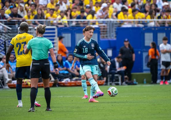 Fußball, Herren, FIFA World Cup, WM, Weltmeisterschaft, Fussball 2026, Spiel in New York New Jersey, Ecuador - Deutschland (Gruppe E, 3. Spieltag), v. l. Moises Caicedo (Ecuador), Schiedsrichterin Tori Penso, Angelo Stiller (Deutschland), 25.06. 2026, *** Soccer, Men s, 2026 FIFA World Cup, Match in New York, New Jersey, Ecuador vs. Germany, Group E, Matchday 3, Moises Caicedo (Ecuador), Referee Tori Penso, Angelo Stiller (Germany), June 25, 2026, Copyright: xMatthiasxKochx