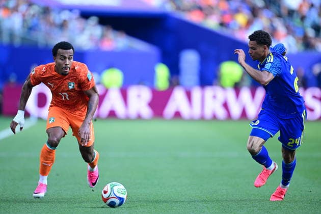Curacao v Ivory Coast - FIFA World Cup, WM, Weltmeisterschaft, Fussball 2026 - Group E PHILADELPHIA, USA - JUNE 25: Deveron Fonville (R) of Curacao in action against Guela Doue of Ivory Coast the 2026 FIFA World Cup First Stage Group E match between Curacao and Ivory Coast at Lincoln Financial Field (Philadelphia Stadium) in Philadelphia, Pennsylvania, United States on June 25, 2026. Abdulhamid Hosbas Anadolu Pennsylvania United States. Editorial use only. Please get in touch for any other usage.  Copyright: x2026xAnadoluxAbdulhamidxHosbasx
