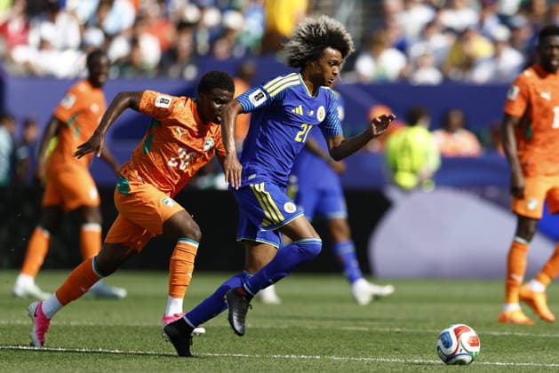FIFA World Cup, WM, Weltmeisterschaft, Fussball 2026 - Group E - Curacao vs Ivory Coast Christ Inao Oulai of Ivory Coast (L) in action against Tahith Chong of Curacao (R) during the FIFA World Cup 2026 group stage match Curacao against Ivory Coast, in Philadelphia, Pennsylvania, USA, 25 June 2026. PHILADELPHIA United States  Copyright: xWILLxOLIVERx