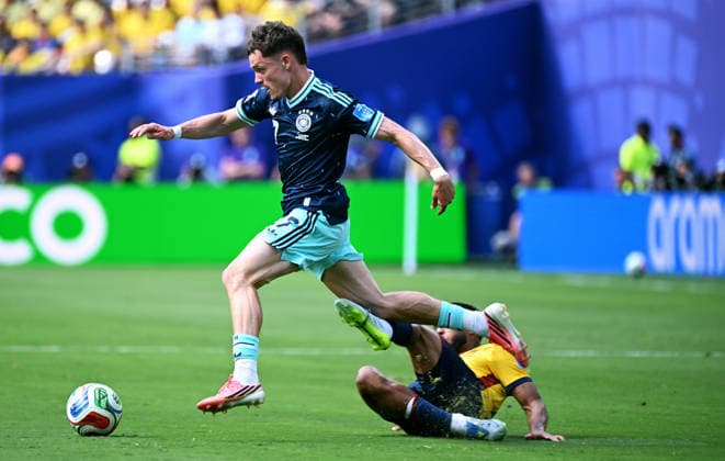 Fussball, Länderspiel, Herren, FIFA World Cup, WM, Weltmeisterschaft, Fussball 2026, Fussball-Weltmeisterschaft, USA, Gruppe E, MetLife Stadium New Jersey: Ecuador - Deutschland; Florian Wirtz (GER), Pedro Vite (ECU). Aktion *** Soccer, International Match, Men s, 2026 FIFA World Cup, Soccer World Cup, USA, Group E, MetLife Stadium, New Jersey, Ecuador vs. Germany, Florian Wirtz (GER), Pedro Vite (ECU), Action