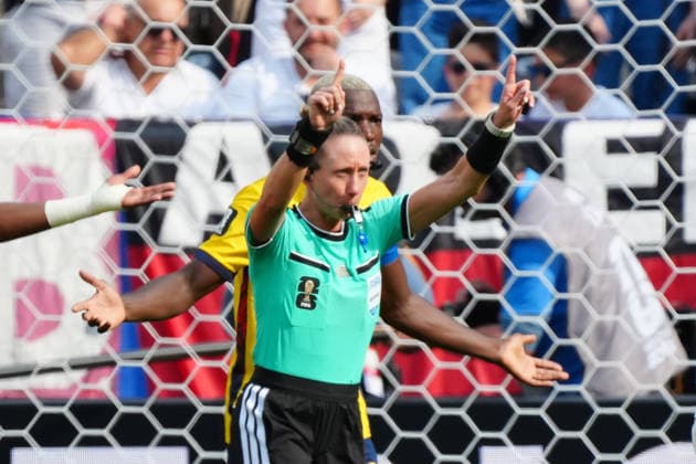 Schiedsrichterin Tori Denso bemüht den Videobeweis - New York 25.06.2026: Deutschland vs. Ecuador, MetLife Stadium, World Cup 26 Gruppe E, 3. Spieltag *** Referee Tori Denso reviews the video replay New York, June 25, 2026, Germany vs. Ecuador, MetLife Stadium, World Cup 26, Group E, Matchday 3