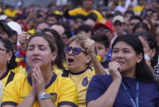 GYE-HINCHAS ECUADOR Guayaquil, jueves 25 de junio del 2026 Hinchas ecuatorianos observaron en el el malecon de Guayaquil el partido de la seleccion frente a Alemania. Fotos: CÃ sar Munoz API Guayaquil Guayas Ecuador *** GYE ECUADORIAN FANS Guayaquil, Thursday, June 25, 2026 Ecuadorian fans watched the national team s match against Germany on the Guayaquil boardwalk. Photos by César Munoz, API, Guayaquil, Guayas, Ecuador Copyright: xCÃ sarxMunozx