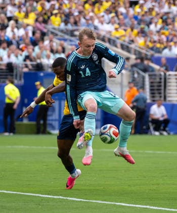 Fußball, Herren, FIFA World Cup, WM, Weltmeisterschaft, Fussball 2026, Spiel in New York New Jersey, Ecuador - Deutschland (Gruppe E, 3. Spieltag), v. l. Pervis Estupinan (Ecuador), Maximilian Beier (Deutschland), 25.06. 2026, *** Soccer, Men s, 2026 FIFA World Cup, Match in New York, New Jersey, Ecuador vs. Germany, Group E, Matchday 3, from left: Pervis Estupinan (Ecuador), Maximilian Beier (Germany), June 25, 2026, Copyright: xMatthiasxKochx