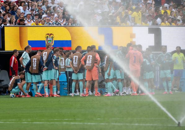 Fußball, Herren, FIFA World Cup, WM, Weltmeisterschaft, Fussball 2026, Spiel in New York New Jersey, Ecuador - Deutschland (Gruppe E, 3. Spieltag), Deutscher Kreis während der Hydration Break, 25.06. 2026, *** Soccer, Men s, 2026 FIFA World Cup, Match in New York, New Jersey, Ecuador vs. Germany, Group E, Matchday 3, German team during the hydration break, June 25, 2026, Copyright: xMatthiasxKochx