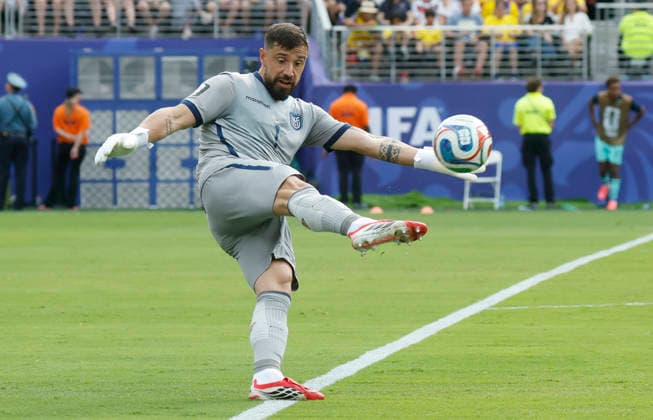 Ecuador s goalkeeper Hernan Galindez clears the ball against Germany in the second half of their FIFA World Cup, WM, Weltmeisterschaft, Fussball match at New York New Jersey Stadium in East Rutherford, New Jersey, on Thursday, June 25, 2026.  NYP20260625921 JOHNxANGELILLO