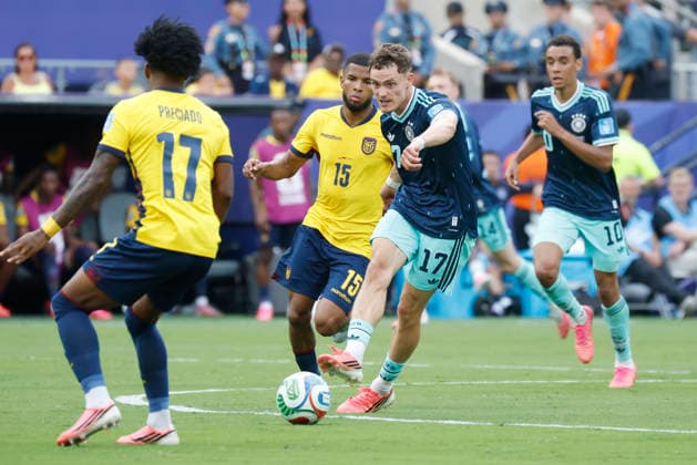 Germany s Florian Wirtz dribbles around Ecuador s Angelo Preciado and Pedro Vite (15) in the second half of their FIFA World Cup, WM, Weltmeisterschaft, Fussball match at New York New Jersey Stadium in East Rutherford, New Jersey, on Thursday, June 25, 2026.  NYP20260625923 JOHNxANGELILLO