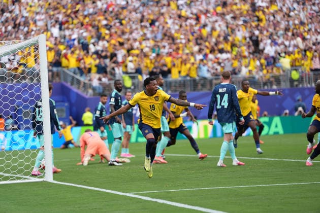 celebrate the goal, Torjubel zum 1:2 Gonzalo Plata (Ecuador, 19), Frust bei Deutschland - New York 25.06.2026: Deutschland vs. Ecuador, MetLife Stadium, World Cup 26 Gruppe E, 3. Spieltag *** Celebrating the goal: Gonzalo Plata scores Ecuador s 1-2 goal, 19; frustration for Germany. New York, June 25, 2026. Germany vs. Ecuador, MetLife Stadium, World Cup Group E, Matchday 3
