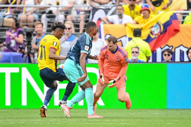 Kevin Rodriguez (Ecuador), Jonathan Tah (Germany) and goalkeeper Manuel Neuer (Germany) battle for the ball during the FIFA World Cup, WM, Weltmeisterschaft, Fussball 2026 Group E match between Ecuador and Germany at New York New Jersey Stadium on June 25, 2026 in East Rutherford, United States. (Photo by Harry Langer DeFodi Images) - *** Kevin Rodriguez of Ecuador, Jonathan Tah of Germany, and goalkeeper Manuel Neuer of Germany battle for the ball during the 2026 FIFA World Cup Group E match between Ecuador and Germany at New York New Jersey Stadium on June 25, 2026, in East Rutherford, United States. Photo by Harry Langer, DeFodi Images