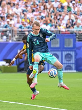 Pervis Estupinan (Ecuador) and Maximilian Beier (Germany) battle for the ball during the FIFA World Cup, WM, Weltmeisterschaft, Fussball 2026 Group E match between Ecuador and Germany at New York New Jersey Stadium on June 25, 2026 in East Rutherford, United States. (Photo by Harry Langer DeFodi Images) - *** Pervis Estupinan of Ecuador and Maximilian Beier of Germany battle for the ball during the 2026 FIFA World Cup Group E match between Ecuador and Germany at New York New Jersey Stadium on June 25, 2026, in East Rutherford, United States. Photo by Harry Langer, DeFodi Images
