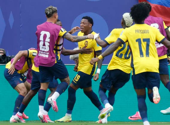 Ecuador s Gonzalo Plata (19) celebrates with teammates after scoring to give Ecuador a 2-1 lead over Germany in the second half of their FIFA World Cup, WM, Weltmeisterschaft, Fussball match at New York New Jersey Stadium in East Rutherford, New Jersey, on Thursday, June 25, 2026.  NYP20260625927 JOHNxANGELILLO