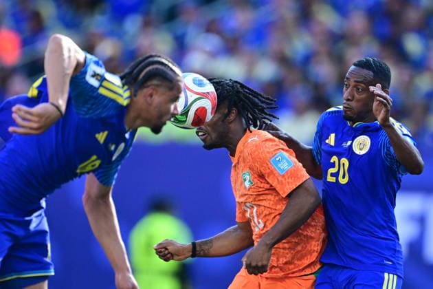 Curacao v Ivory Coast - FIFA World Cup, WM, Weltmeisterschaft, Fussball 2026 - Group E PHILADELPHIA, USA - JUNE 25: Gervane Kastaneer (19) and Joshua Brenet (20) of Curacao in action against Elye Wahi (C) of Ivory Coast during the 2026 FIFA World Cup First Stage Group E match between Curacao and Ivory Coast at Lincoln Financial Field (Philadelphia Stadium) in Philadelphia, Pennsylvania, United States on June 25, 2026. Abdulhamid Hosbas Anadolu Pennsylvania United States. Editorial use only. Please get in touch for any other usage.  Copyright: x2026xAnadoluxAbdulhamidxHosbasx