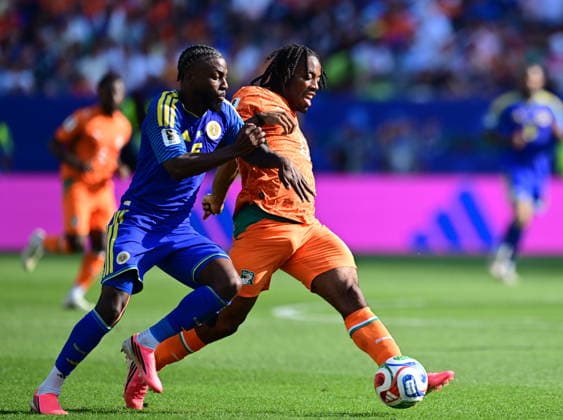 Curacao v Ivory Coast - FIFA World Cup, WM, Weltmeisterschaft, Fussball 2026 - Group E PHILADELPHIA, USA - JUNE 25: Sherel Floranus (5) of Curacao in action against Elye Wahi (R) of Ivory Coast during the 2026 FIFA World Cup First Stage Group E match between Curacao and Ivory Coast at Lincoln Financial Field (Philadelphia Stadium) in Philadelphia, Pennsylvania, United States on June 25, 2026. Abdulhamid Hosbas Anadolu Pennsylvania United States. Editorial use only. Please get in touch for any other usage.  Copyright: x2026xAnadoluxAbdulhamidxHosbasx