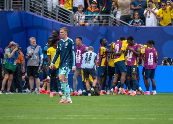 Fußball, Herren, FIFA World Cup, WM, Weltmeisterschaft, Fussball 2026, Spiel in New York New Jersey, Ecuador - Deutschland (Gruppe E, 3. Spieltag), Maximilian Beier (Deutschland), Enttäuschung nach Gegentor zum 2:1, hinten jubelt Ecuador, 25.06. 2026, *** Soccer, Men s, 2026 FIFA World Cup, Match in New York, New Jersey, Ecuador vs. Germany, Group E, Matchday 3, Maximilian Beier (Germany), Disappointment after conceding the goal that made it 2–1; Ecuador celebrates in the background, June 25, 2026, Copyright: xMatthiasxKochx