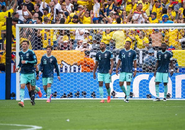Fußball, Herren, FIFA World Cup, WM, Weltmeisterschaft, Fussball 2026, Spiel in New York New Jersey, Ecuador - Deutschland (Gruppe E, 3. Spieltag), v. l. Pascal Groß (Deutschland), Angelo Stiller (Deutschland), Jonathan Tah (Deutschland), Malick Thiaw (Deutschland), Antonio Rüdiger (Deutschland), Enttäuschung nach Gegentor zum 2:1, 25.06. 2026, *** Soccer, Men s, 2026 FIFA World Cup, Match in New York and New Jersey, Ecuador vs. Germany, Group E, Matchday 3, from left: Pascal Groß (Germany), Angelo Stiller (Germany), Jonathan Tah (Germany), Malick Thiaw (Germany), Antonio Rüdiger (Germany), Disappointment after conceding the goal that made it 2–1, June 25, 2026, Copyright: xMatthiasxKochx